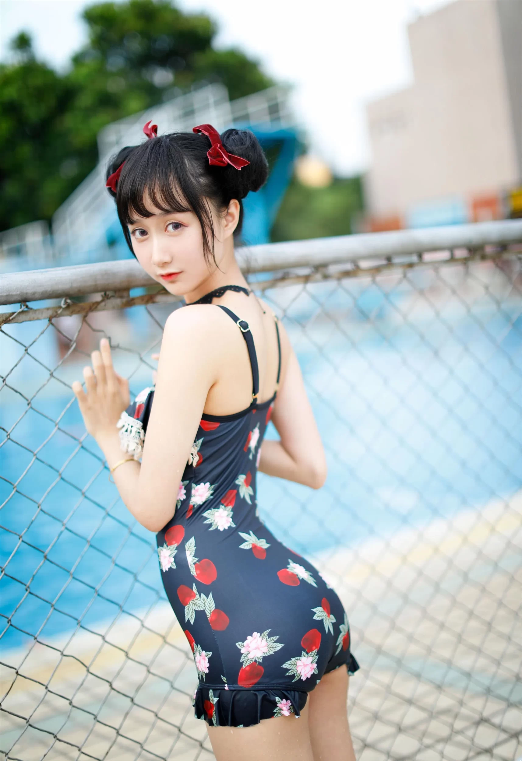 木绵绵 – 草莓泳衣 [40P-20.09 MB]