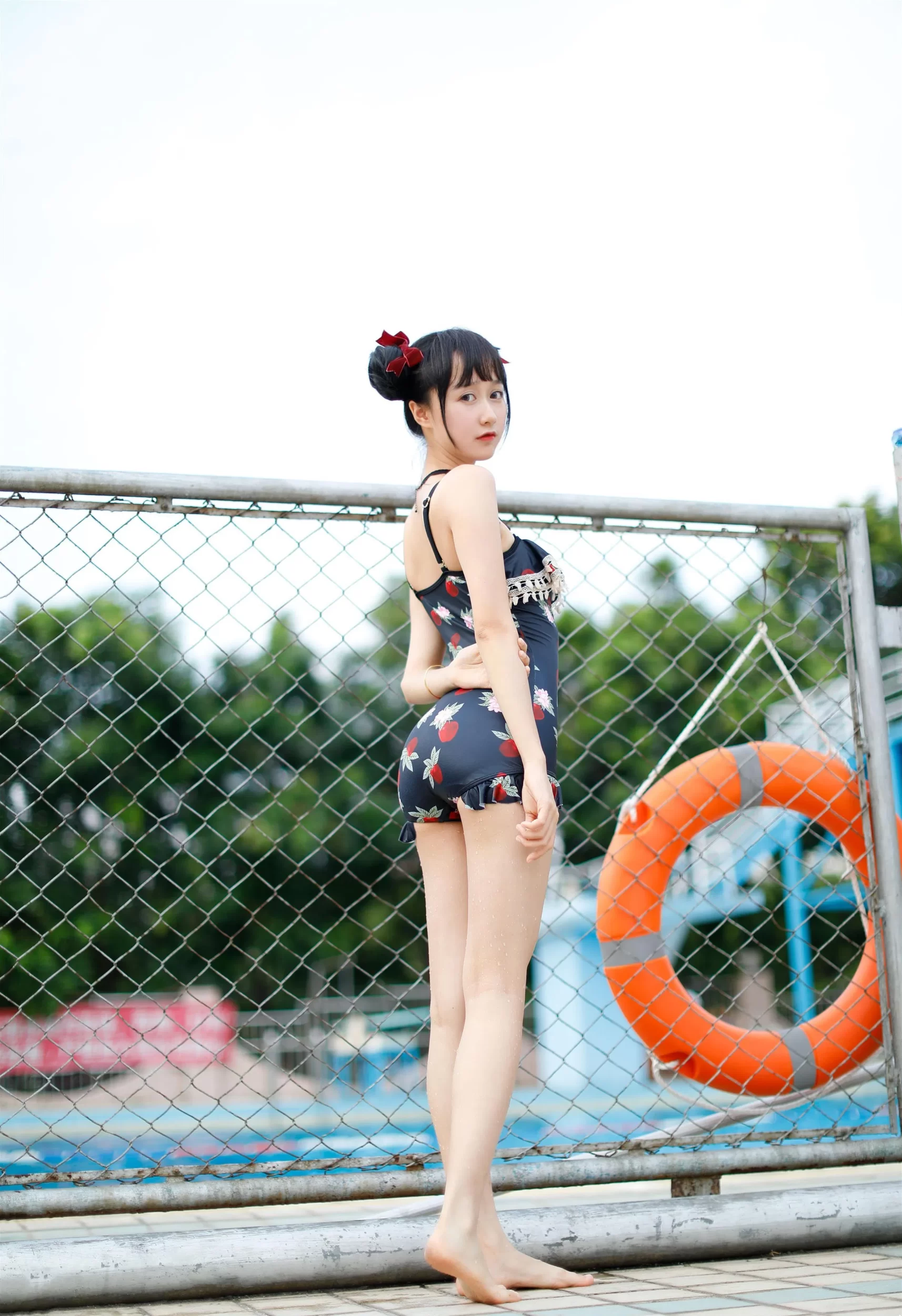 木绵绵 – 草莓泳衣 [40P-20.09 MB]
